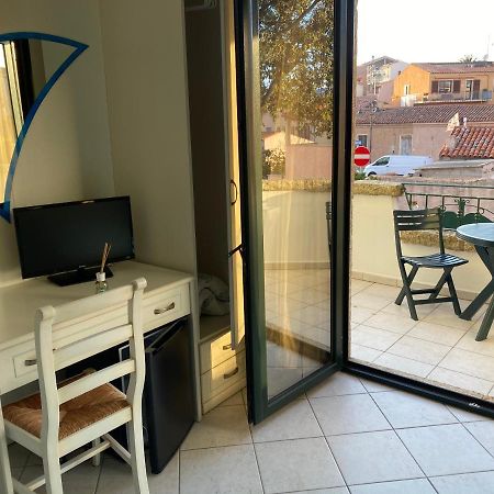 B&B Le Farfalle Palau Bagian luar foto