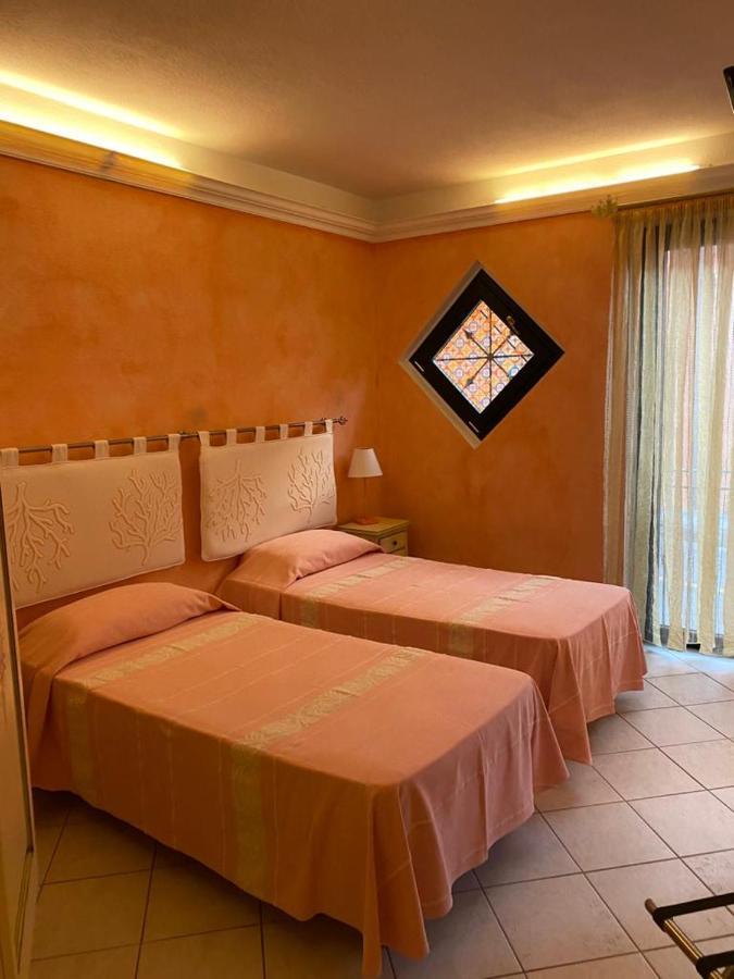 B&B Le Farfalle Palau Bagian luar foto