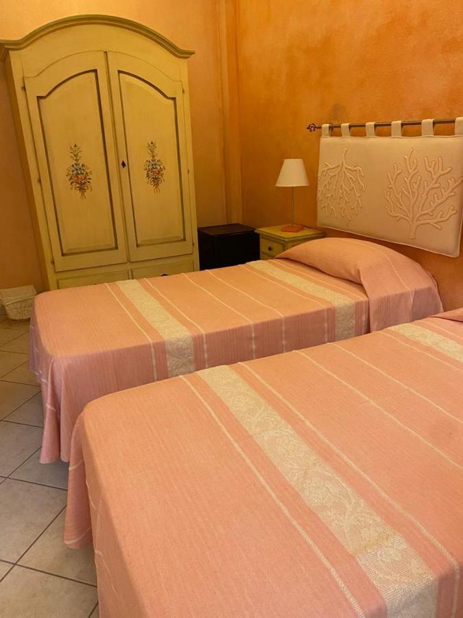 B&B Le Farfalle Palau Bagian luar foto