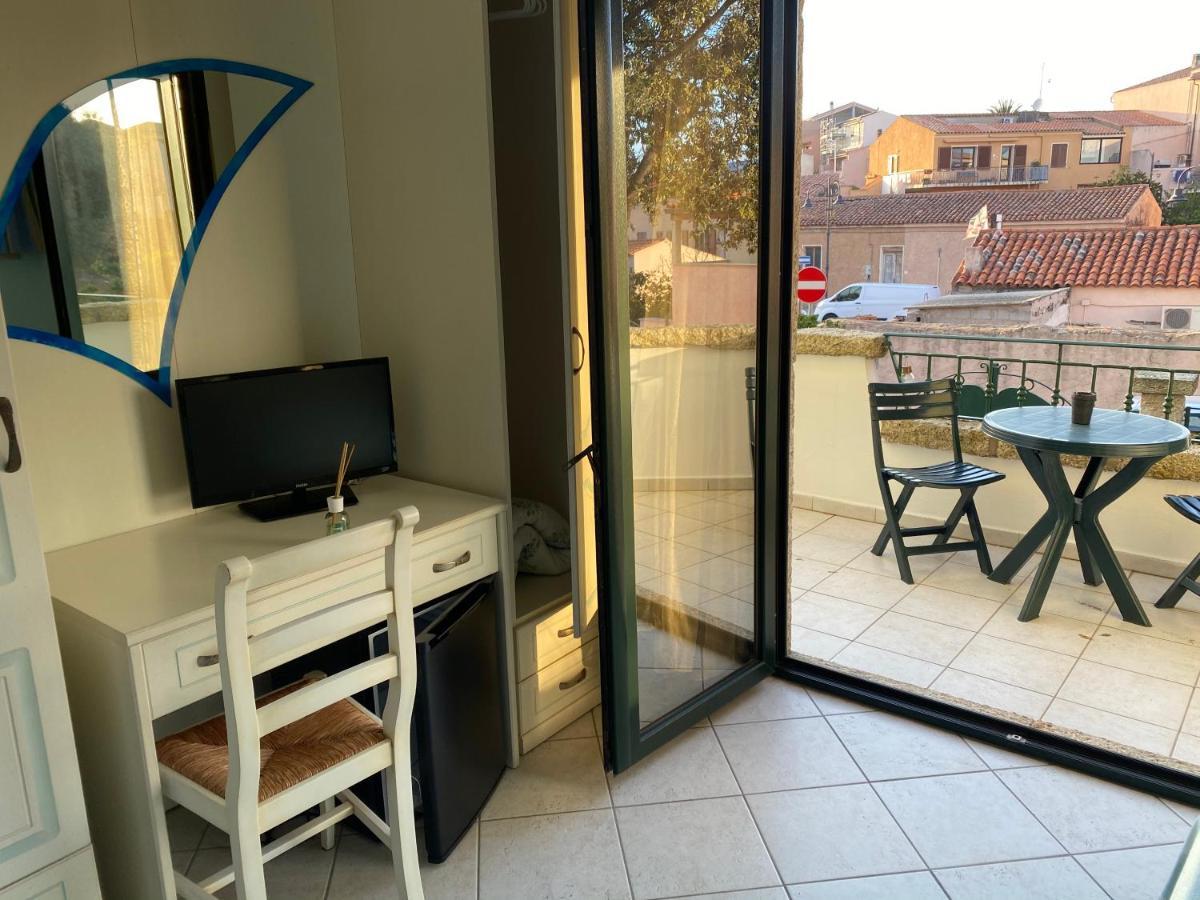 B&B Le Farfalle Palau Bagian luar foto