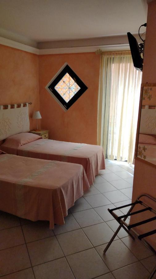 B&B Le Farfalle Palau Bagian luar foto