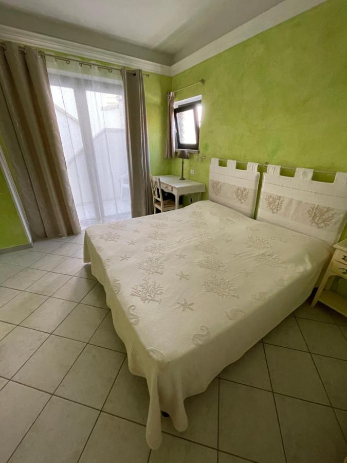 B&B Le Farfalle Palau Bagian luar foto