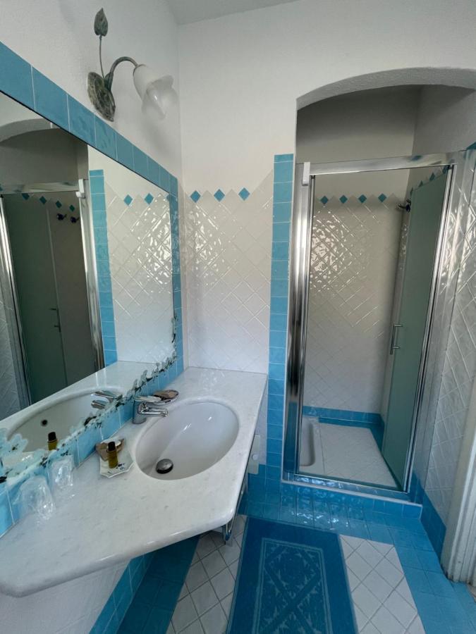 B&B Le Farfalle Palau Bagian luar foto