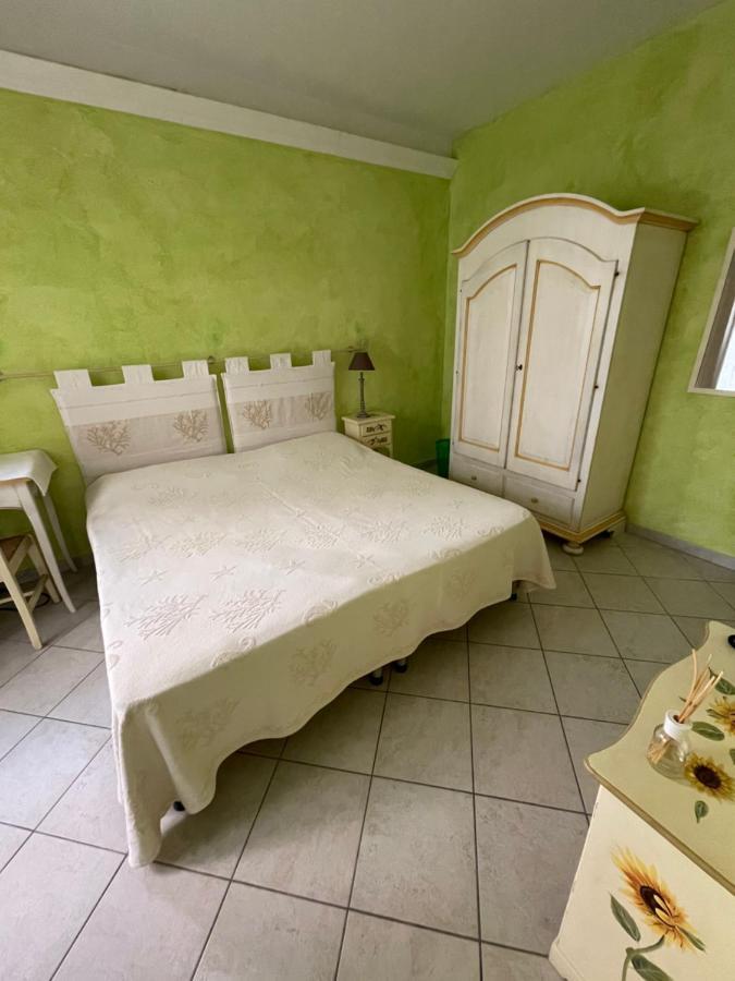 B&B Le Farfalle Palau Bagian luar foto