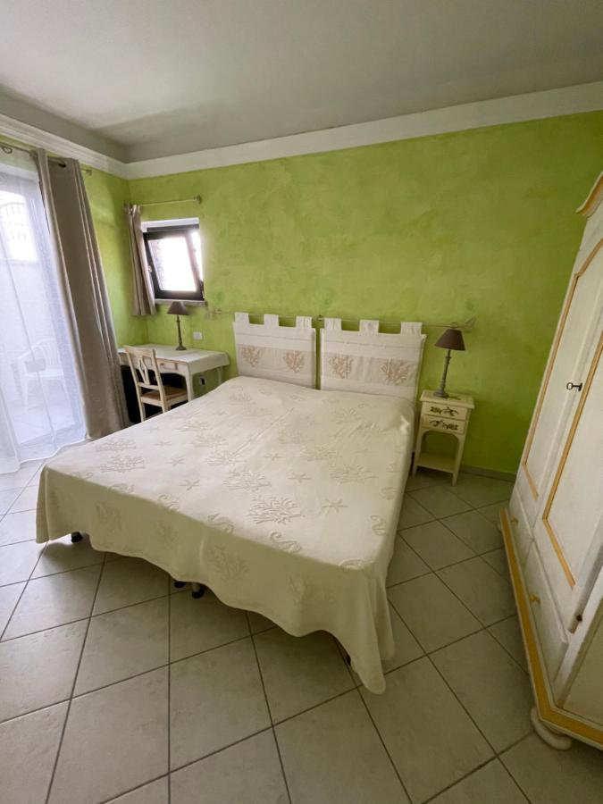 B&B Le Farfalle Palau Bagian luar foto