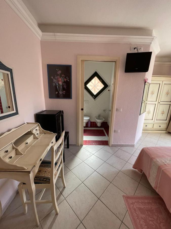 B&B Le Farfalle Palau Bagian luar foto