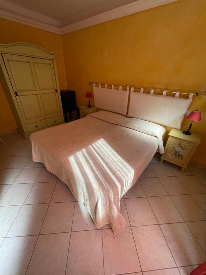 B&B Le Farfalle Palau Bagian luar foto