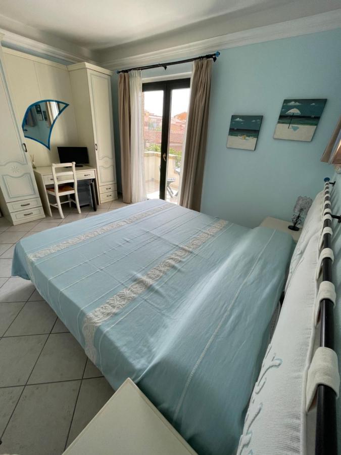 B&B Le Farfalle Palau Bagian luar foto