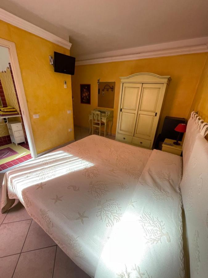 B&B Le Farfalle Palau Bagian luar foto