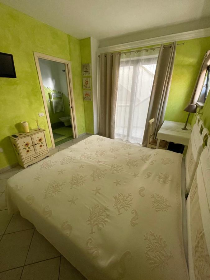 B&B Le Farfalle Palau Bagian luar foto