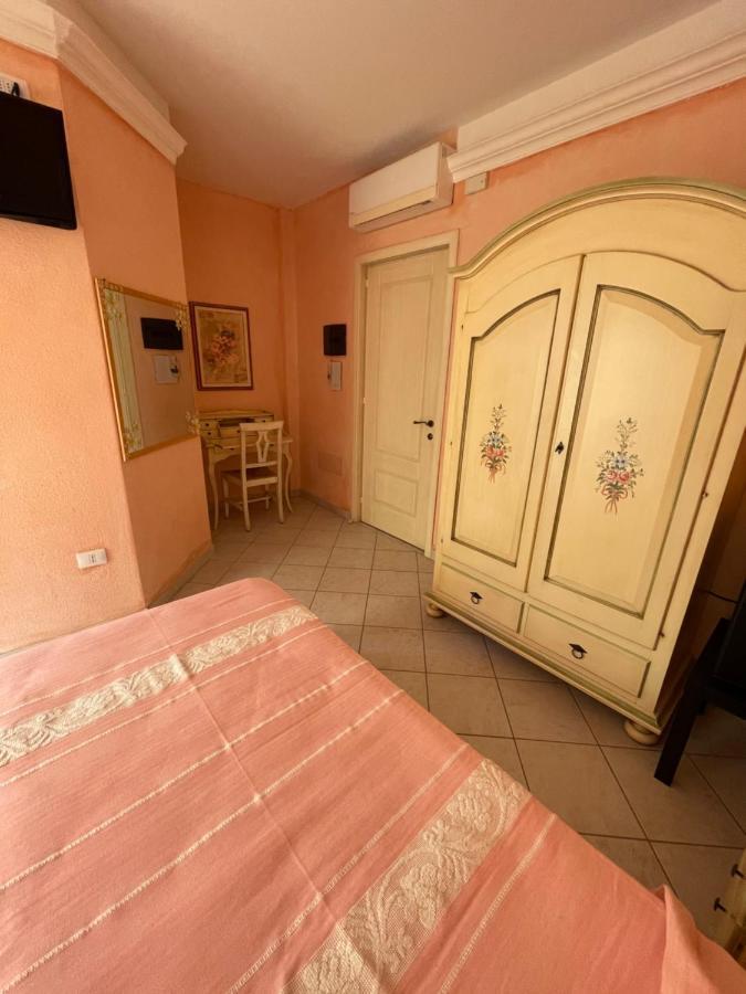 B&B Le Farfalle Palau Bagian luar foto