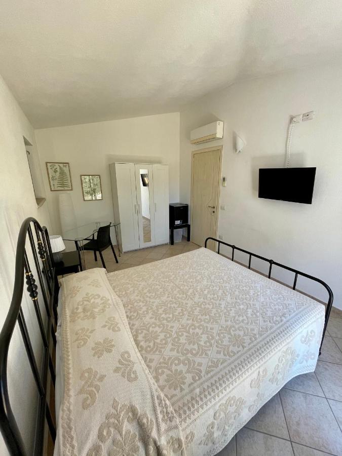 B&B Le Farfalle Palau Bagian luar foto