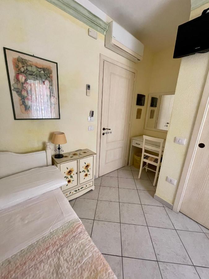 B&B Le Farfalle Palau Bagian luar foto
