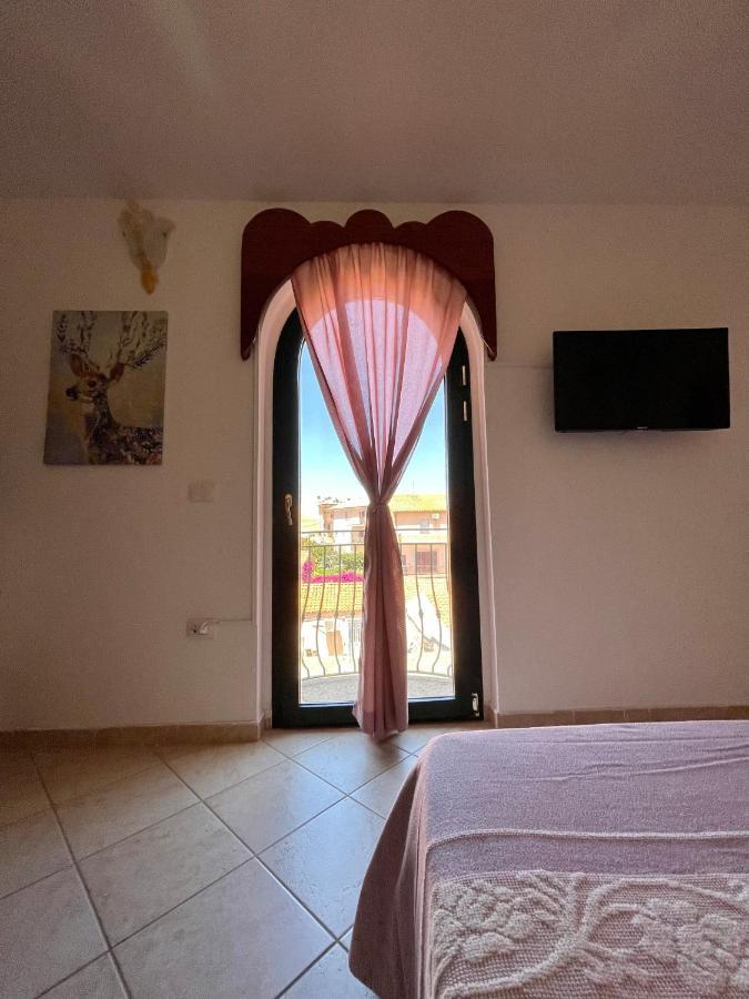 B&B Le Farfalle Palau Bagian luar foto