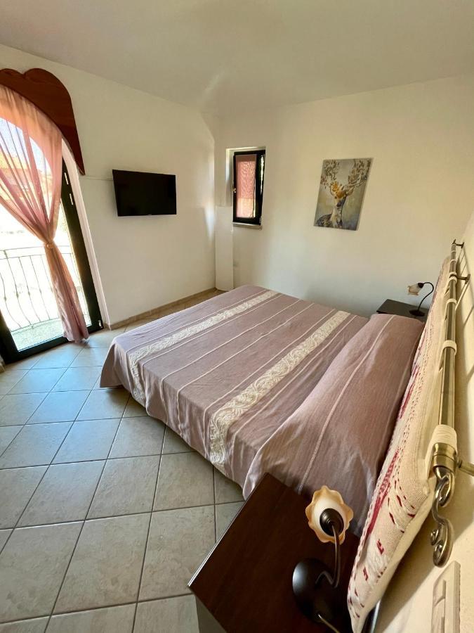 B&B Le Farfalle Palau Bagian luar foto