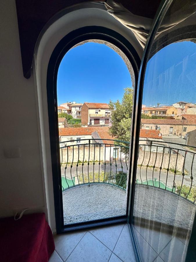 B&B Le Farfalle Palau Bagian luar foto