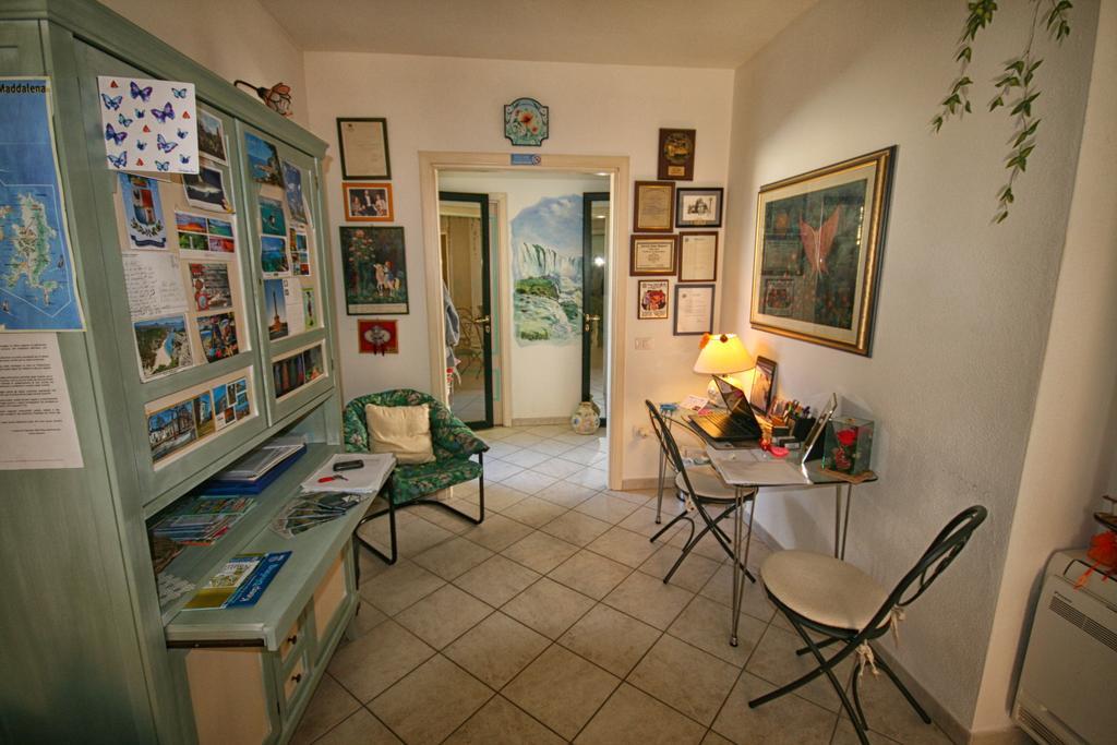 B&B Le Farfalle Palau Bagian luar foto
